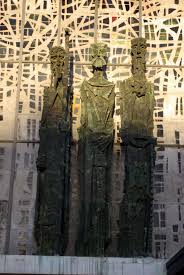 Conjunto escultórico del Santuario de la Virgen del Camino vinculado al entorno territorial donde se autorizan escrituras y trámites notariales