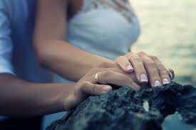 Pareja frente a un notario preparándose para la escritura de matrimonio civil en León