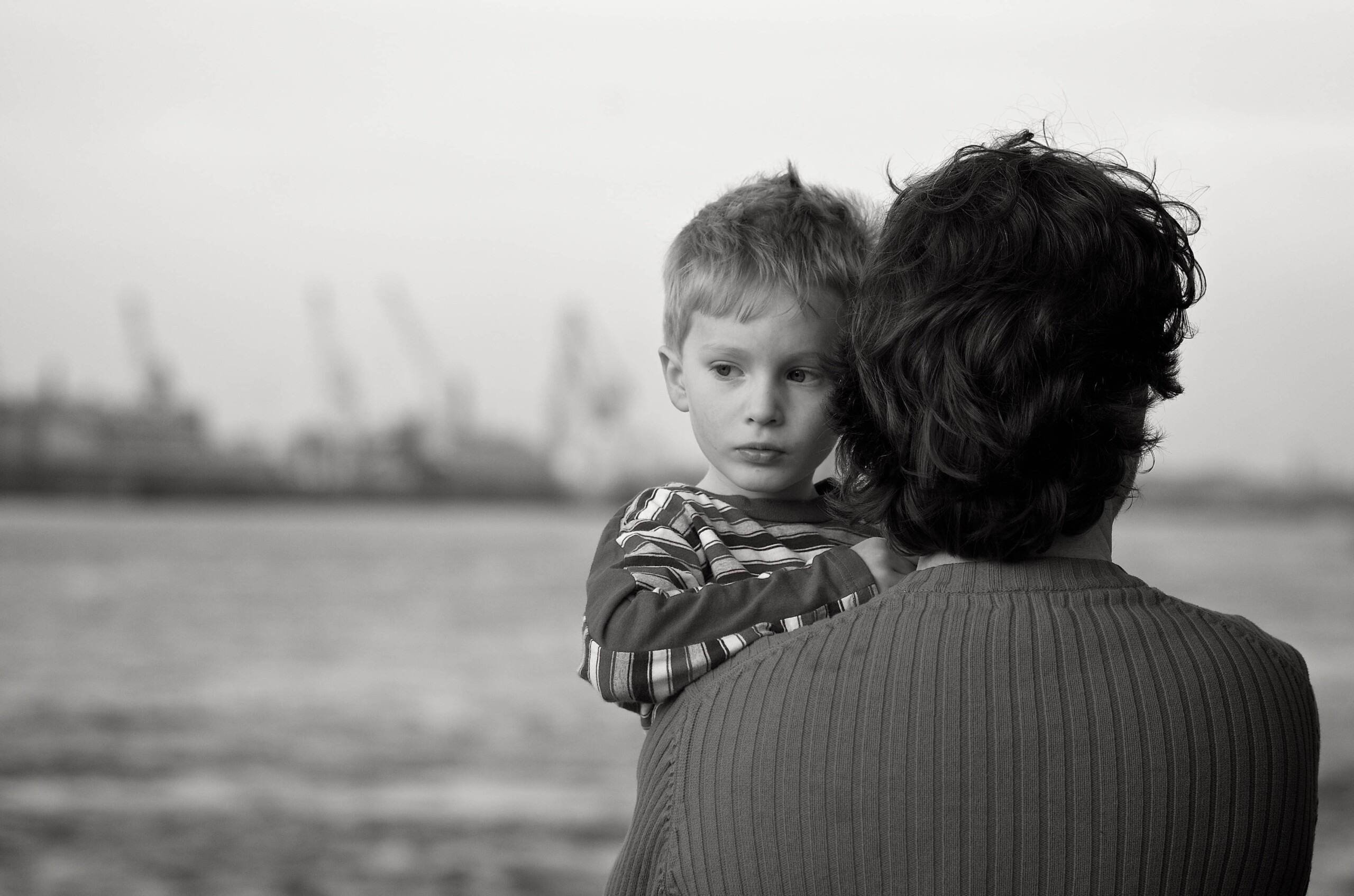 padre con hijo pequeño hablando sobre testamento y protección familiar en León