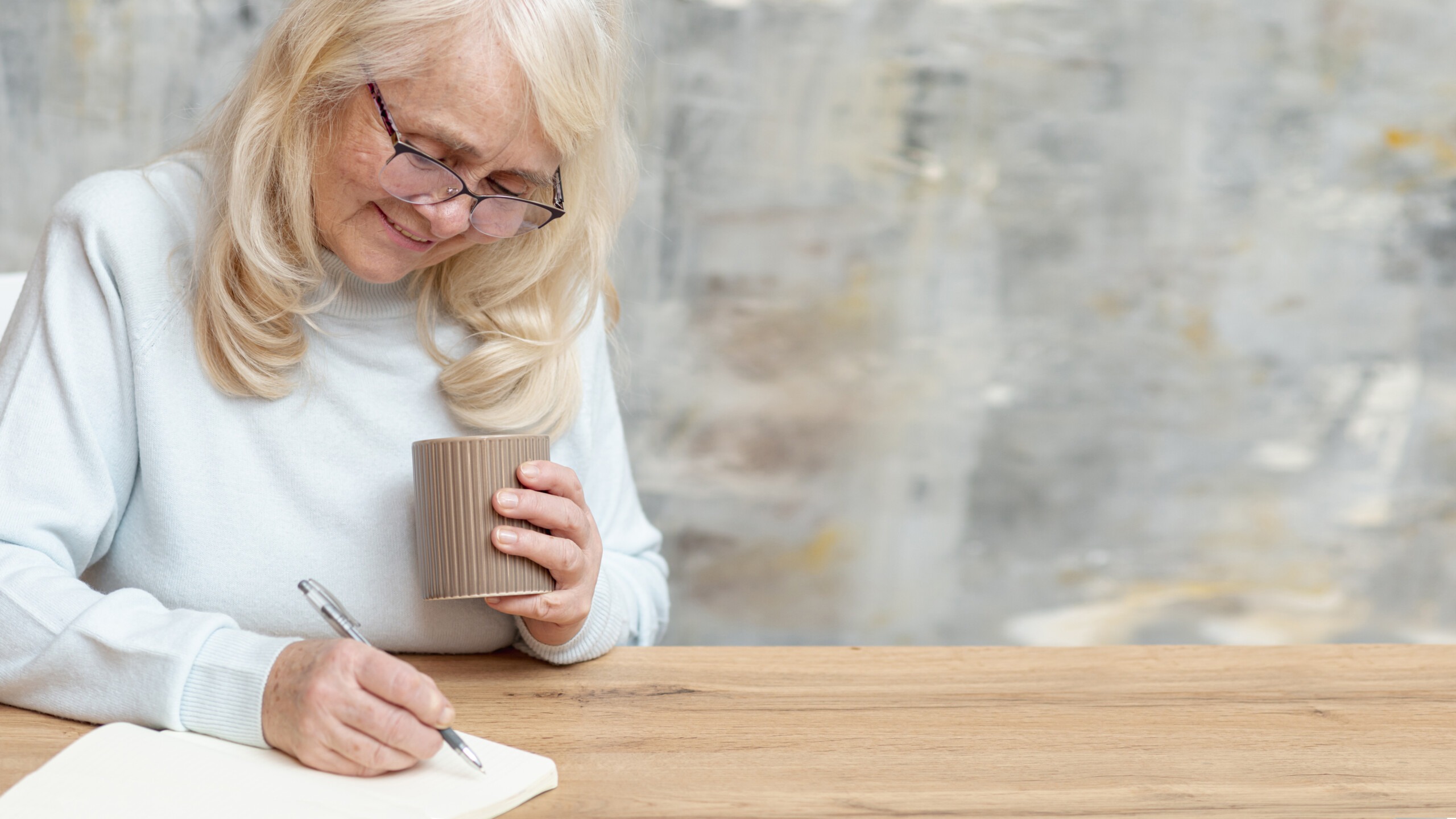 Imagen principal del artículo sobre testamento ológrafo y validez de los testamentos escritos en casa, con enfoque informativo y cercano.