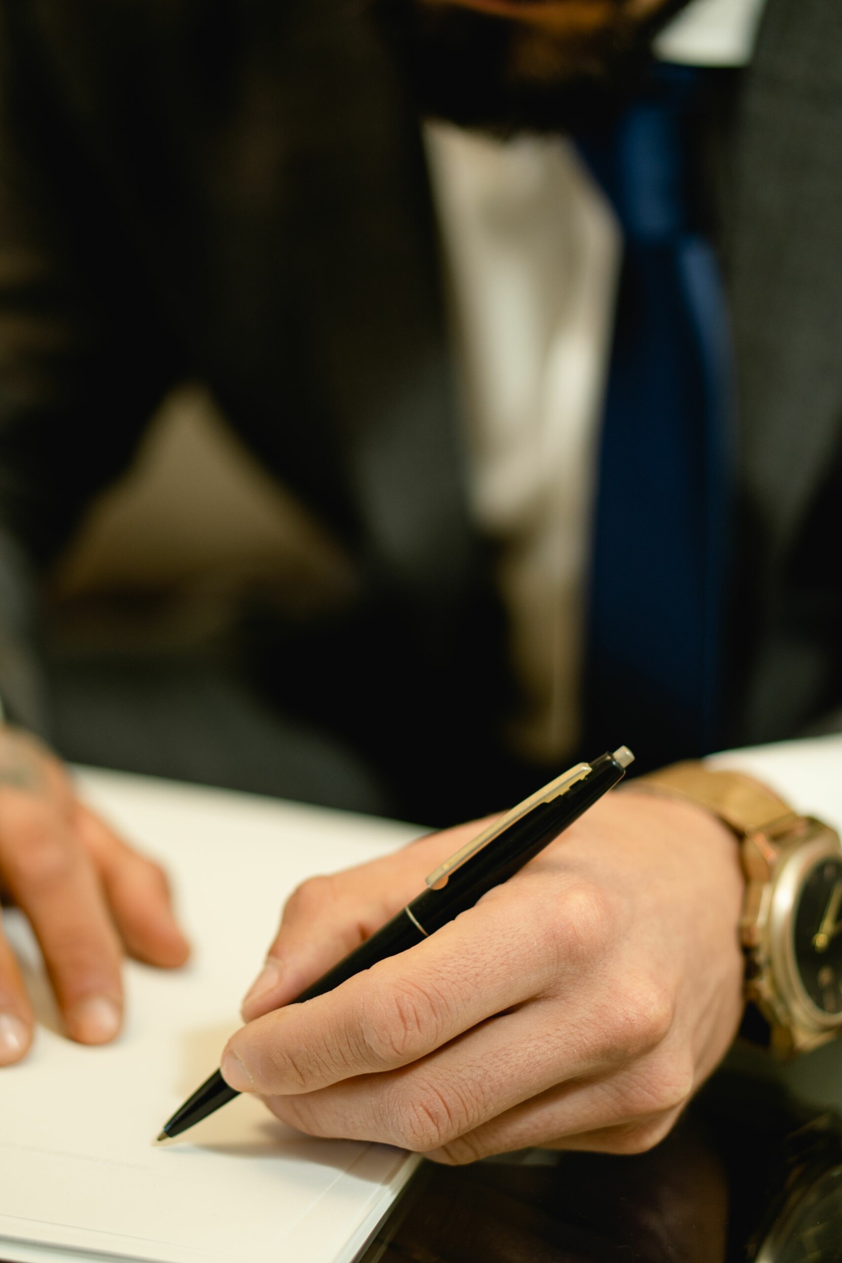 Firma de un documento para ilustrar las cláusulas especiales de un testamento