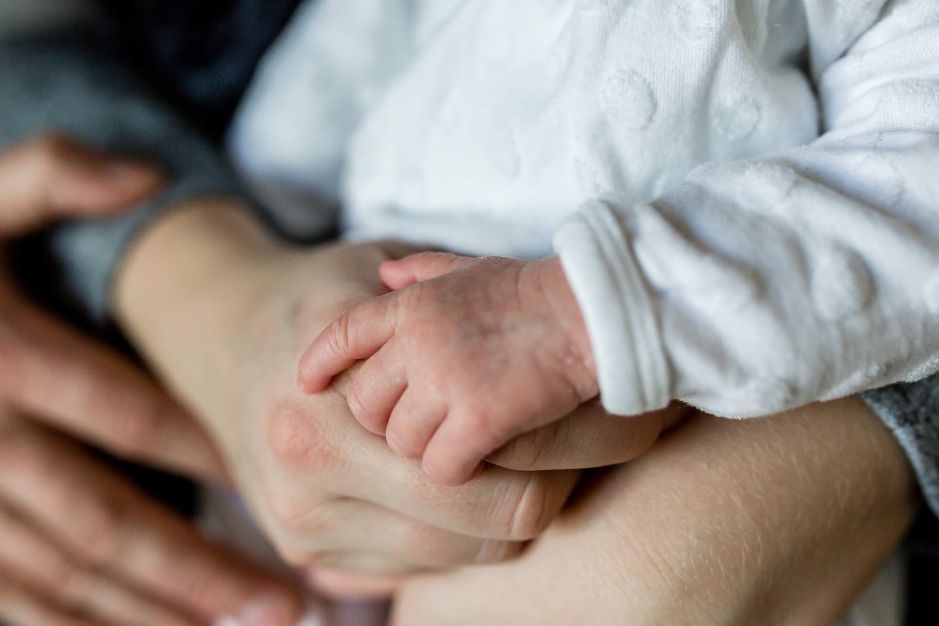 Mano de un bebé como imagen de la protección de los hijos menores mediante testamento