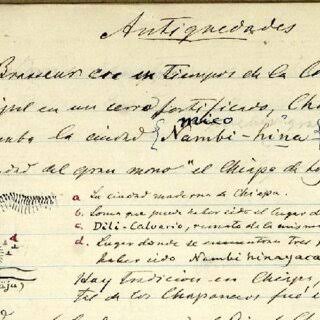 Profesional comparando la letra y la firma de dos documentos manuscritos.