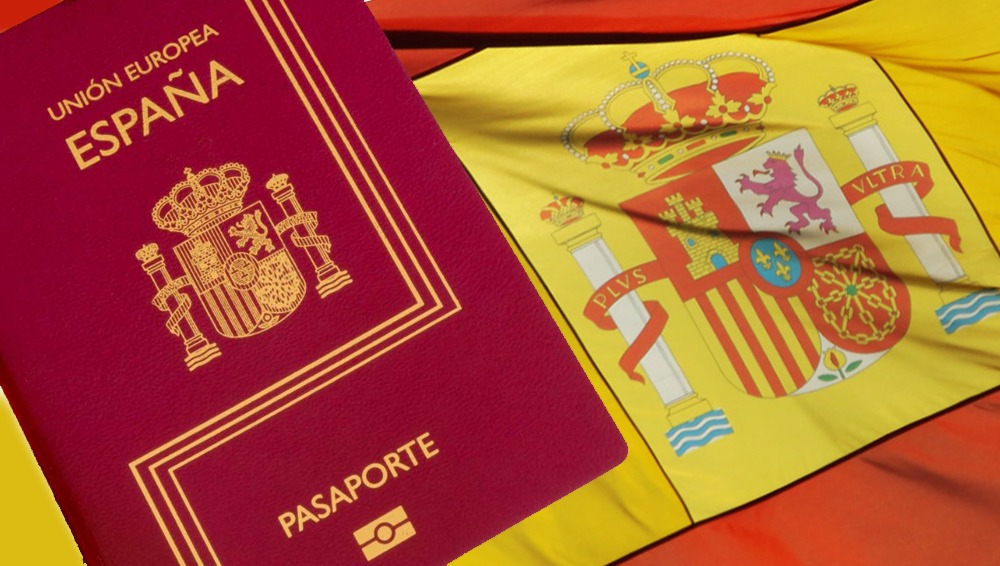 Pasaporte español sobre la bandera de España, imagen de jura de nacionalidad