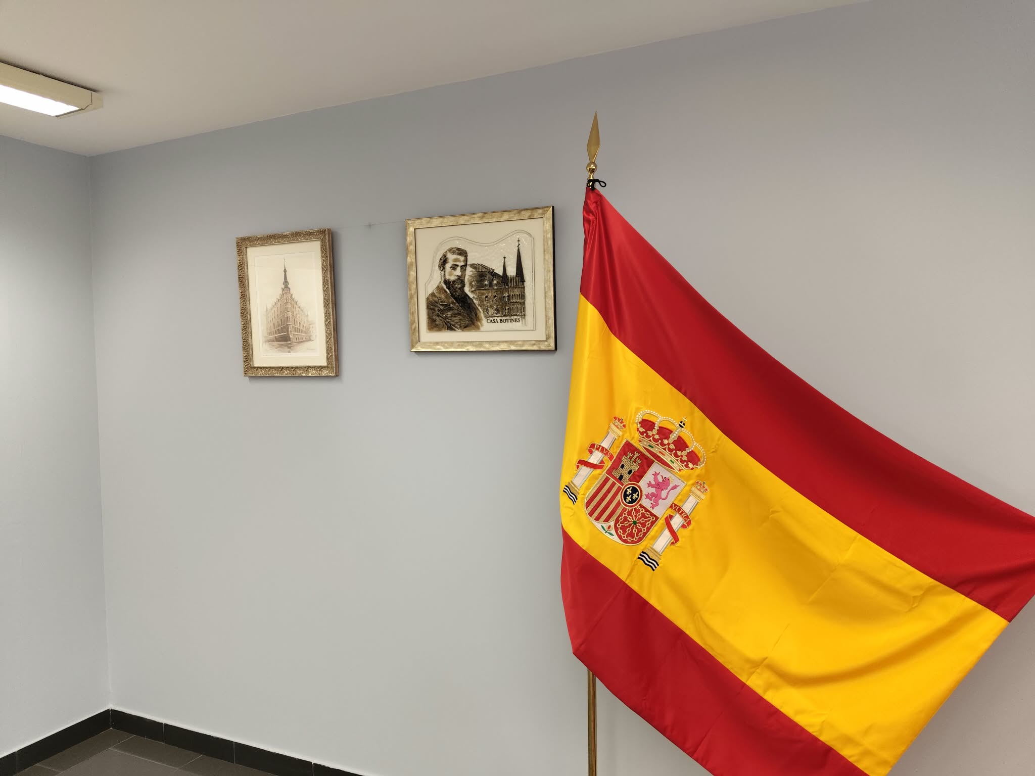 Bandera de España en el despacho de Notaría Sánchez Tenajas en León