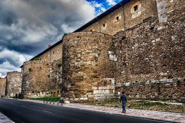 Muralla histórica de León, ciudad donde se encuentra Notaría Sánchez Tenajas